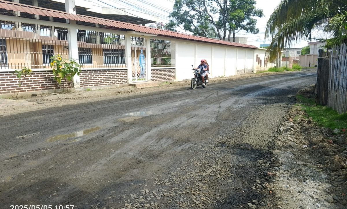 Municipio de Portoviejo interviene con mejoramiento vial en varias calles del sector Negrital