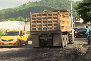 Municipio de Portoviejo interviene vías críticas en la ciudadela La Fortaleza