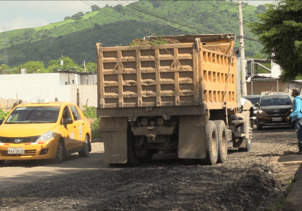 Municipio de Portoviejo interviene vías críticas en la ciudadela La Fortaleza