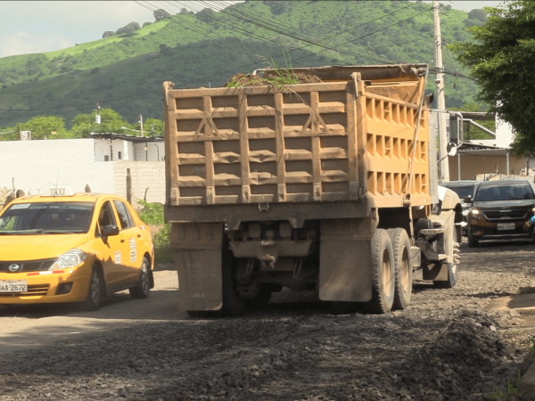Municipio de Portoviejo interviene vías críticas en la ciudadela La Fortaleza