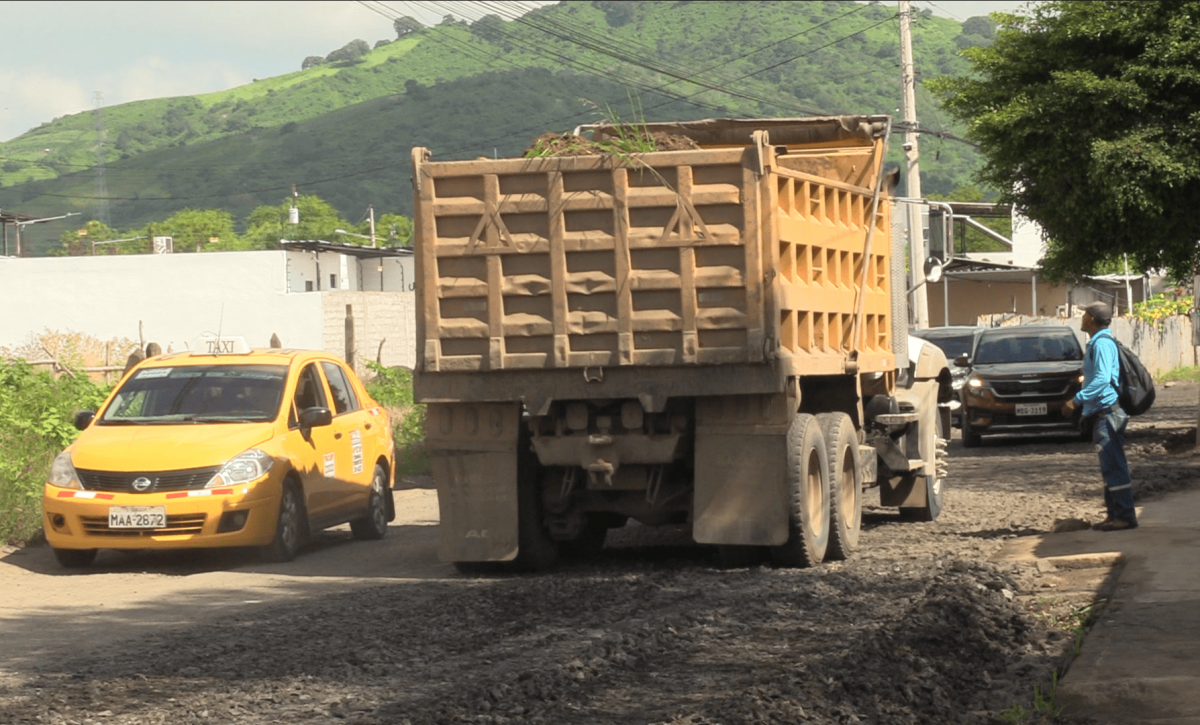 Municipio de Portoviejo interviene vías críticas en la ciudadela La Fortaleza