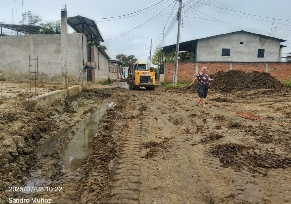 Municipio de Portoviejo interviene vías dañadas por lodo en Estancia Vieja
