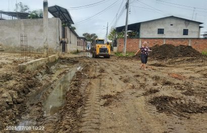 Municipio de Portoviejo interviene vías dañadas por lodo en Estancia Vieja