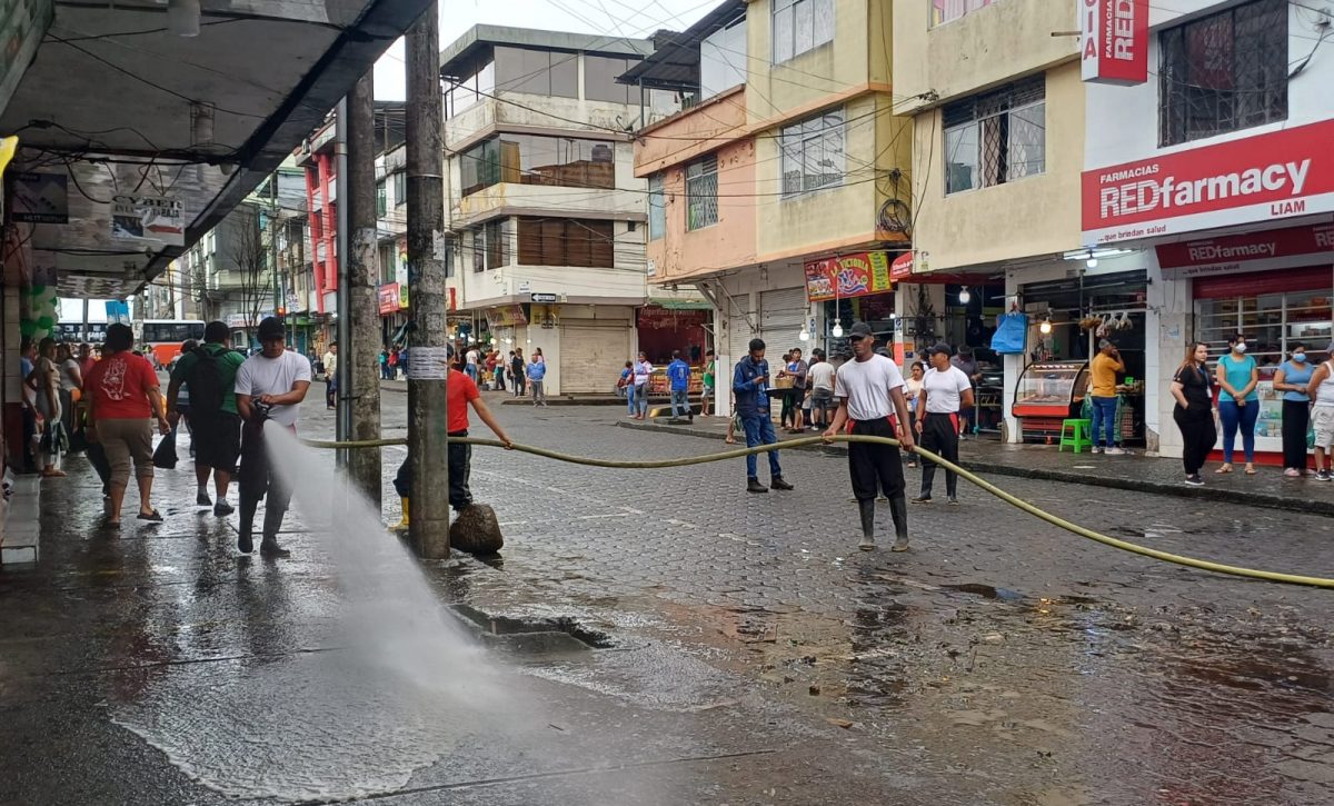 Municipio de Santo Domingo interviene la calle Ambato para reubicar a comerciantes informales