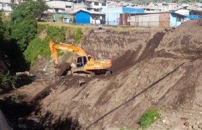 Municipio ejecuta obras en calle afectada por hundimiento en Guamaní