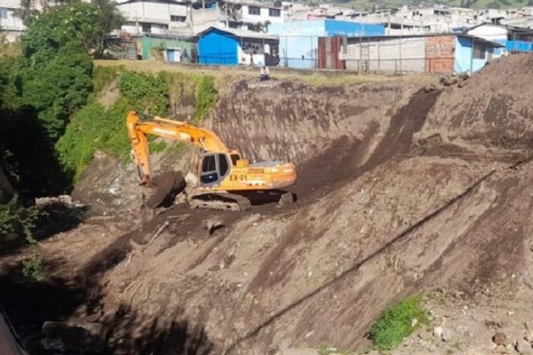 Municipio ejecuta obras en calle afectada por hundimiento en Guamaní