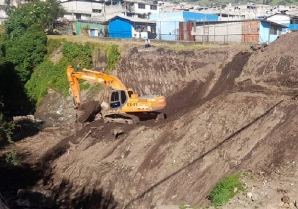 Municipio ejecuta obras en calle afectada por hundimiento en Guamaní