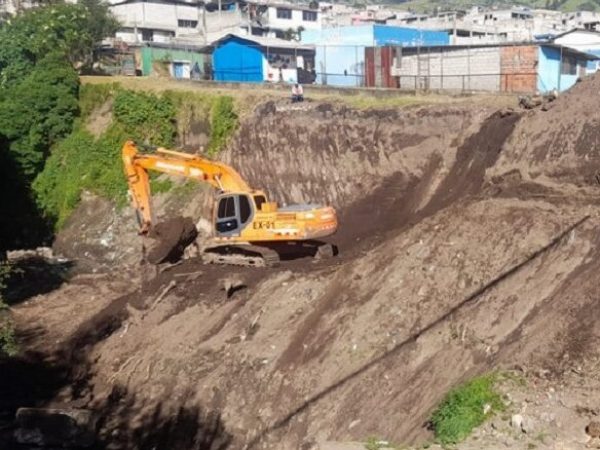 Municipio ejecuta obras en calle afectada por hundimiento en Guamaní
