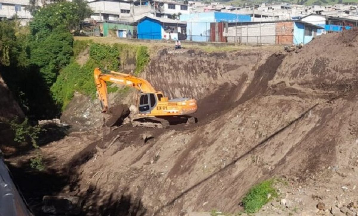 Municipio ejecuta obras en calle afectada por hundimiento en Guamaní