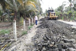 Municipio mejora la vía Puerto Loor - Los Pocitos