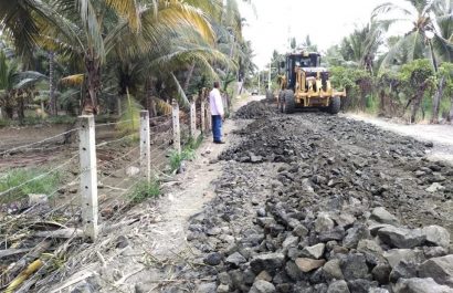 Municipio mejora la vía Puerto Loor - Los Pocitos