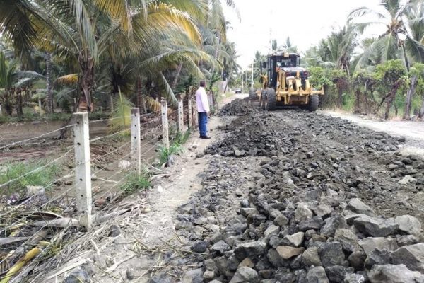 Municipio mejora la vía Puerto Loor - Los Pocitos