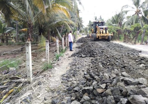 Municipio mejora la vía Puerto Loor - Los Pocitos