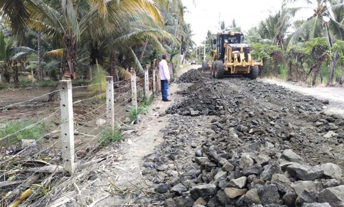 Municipio mejora la vía Puerto Loor - Los Pocitos