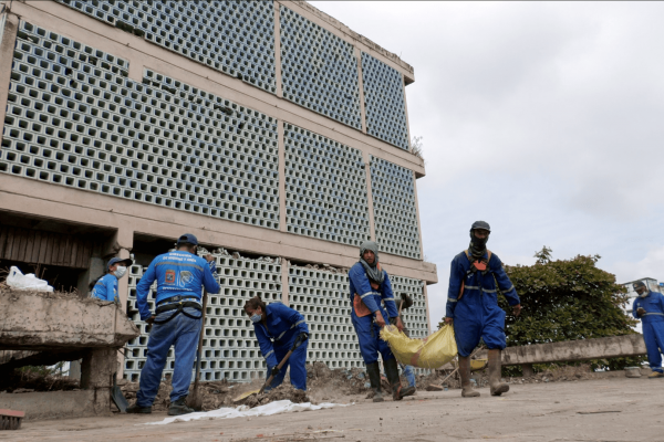 300 funcionarios de diversas áreas del municipio realizaron tareas de limpieza en el edificio del MAG.