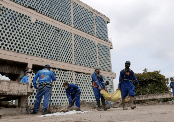 300 funcionarios de diversas áreas del municipio realizaron tareas de limpieza en el edificio del MAG.