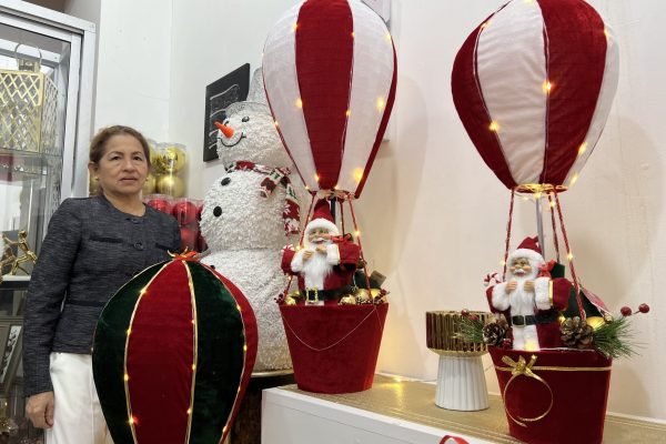 Sylvia Cárdenas, propietaria de Casa Bella, empezó a exhibir varios adornos navideños.