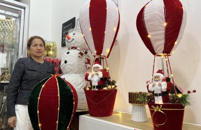 Sylvia Cárdenas, propietaria de Casa Bella, empezó a exhibir varios adornos navideños.