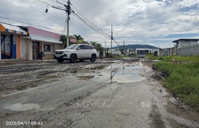 ¡Negrital en crisis! Calles destrozadas y aguas residuales inundan este sector de Portoviejo