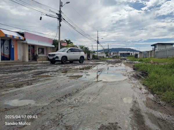 ¡Negrital en crisis! Calles destrozadas y aguas residuales inundan este sector de Portoviejo