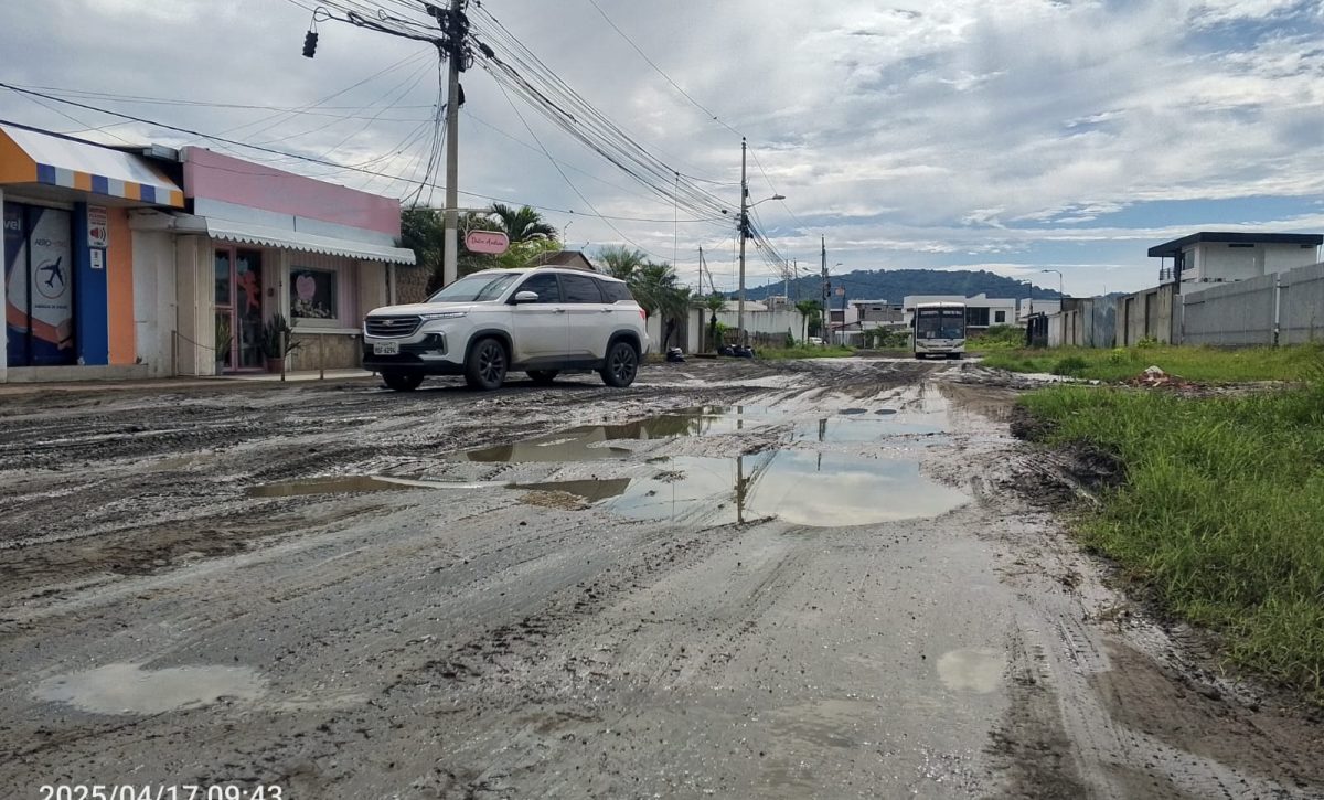 ¡Negrital en crisis! Calles destrozadas y aguas residuales inundan este sector de Portoviejo