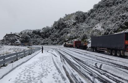 Nevada obliga al cierre total de la vía Baeza en Papallacta, confirma ECU 911