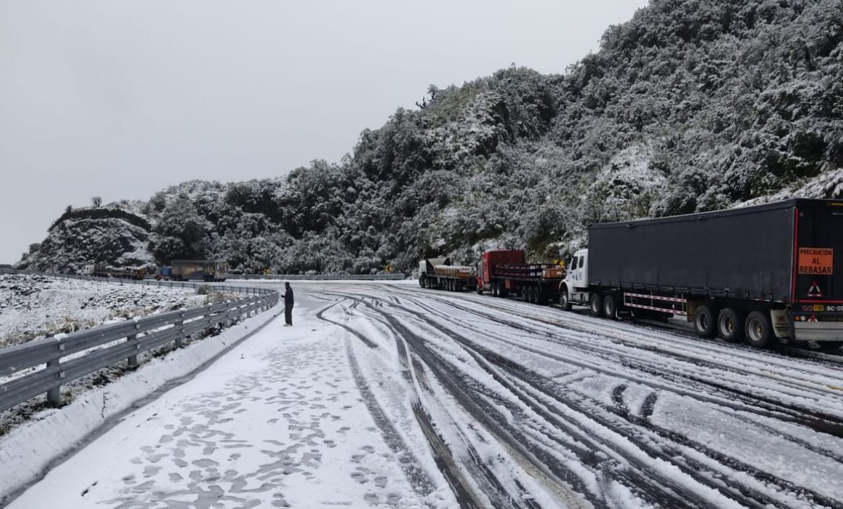 Nevada obliga al cierre total de la vía Baeza en Papallacta, confirma ECU 911