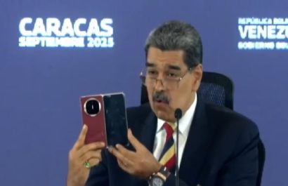 Nicolás Maduro, presentó ante periodistas un teléfono móvil de la marca Huawei, obsequiado por el presidente de China, Xi Jinping.