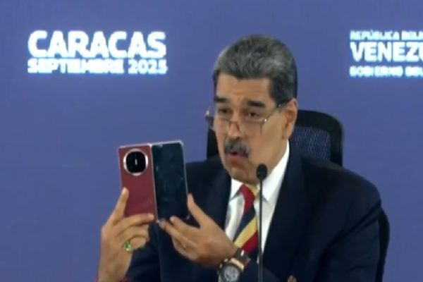 Nicolás Maduro, presentó ante periodistas un teléfono móvil de la marca Huawei, obsequiado por el presidente de China, Xi Jinping.