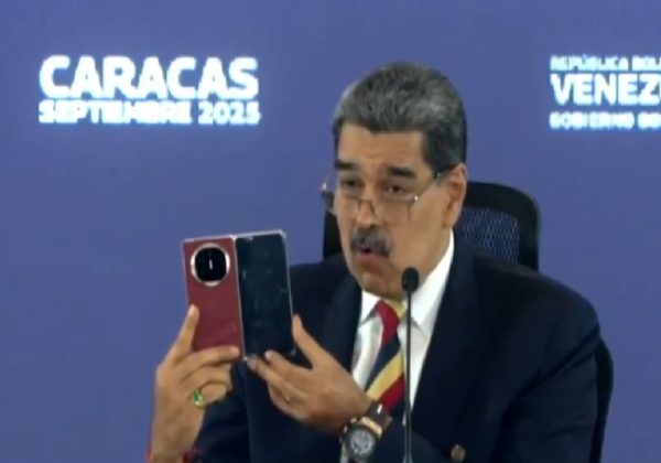 Nicolás Maduro, presentó ante periodistas un teléfono móvil de la marca Huawei, obsequiado por el presidente de China, Xi Jinping.