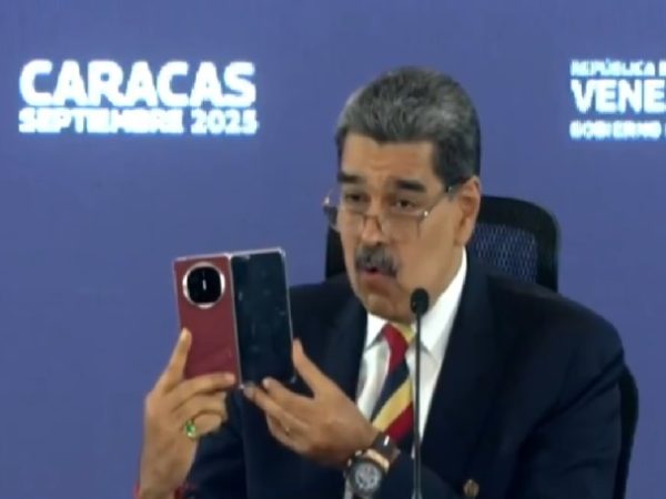 Nicolás Maduro, presentó ante periodistas un teléfono móvil de la marca Huawei, obsequiado por el presidente de China, Xi Jinping.
