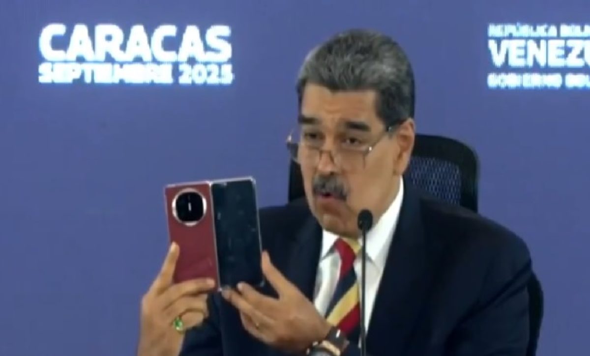 Nicolás Maduro, presentó ante periodistas un teléfono móvil de la marca Huawei, obsequiado por el presidente de China, Xi Jinping.
