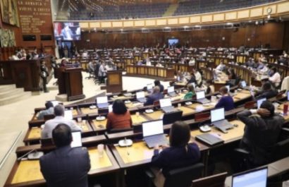 Niels Olsen posesiona a Pamela Aguirre y Edwin Aceldo como jueces elegibles de la Corte Constitucional. (AN)