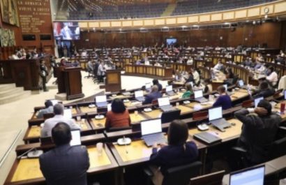 Niels Olsen posesiona a Pamela Aguirre y Edwin Aceldo como jueces elegibles de la Corte Constitucional. (AN)