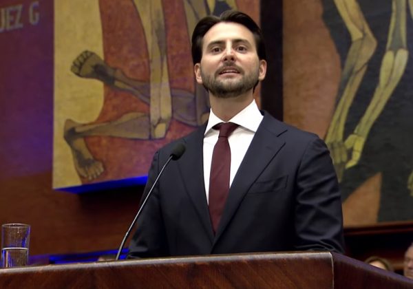 Niels Olsen, presidente de la Asamblea Nacional, durante su discurso, previo a la posesión de Daniel Noboa.