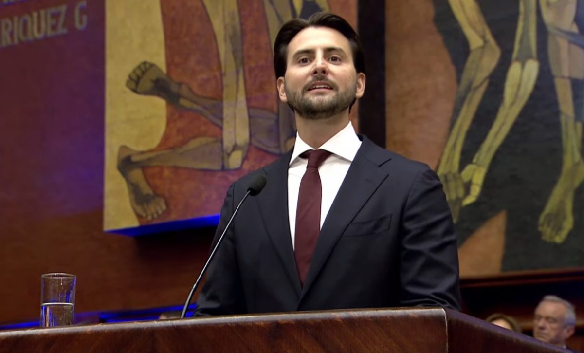 Niels Olsen, presidente de la Asamblea Nacional, durante su discurso, previo a la posesión de Daniel Noboa.