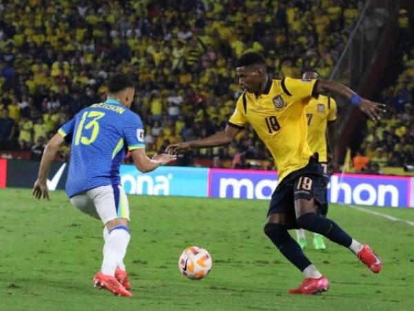 Nilson Angulo de Ecuador enfrentando a Vanderson de Brasil en el partido que terminó 0-0. Foto: Willian Paladines.