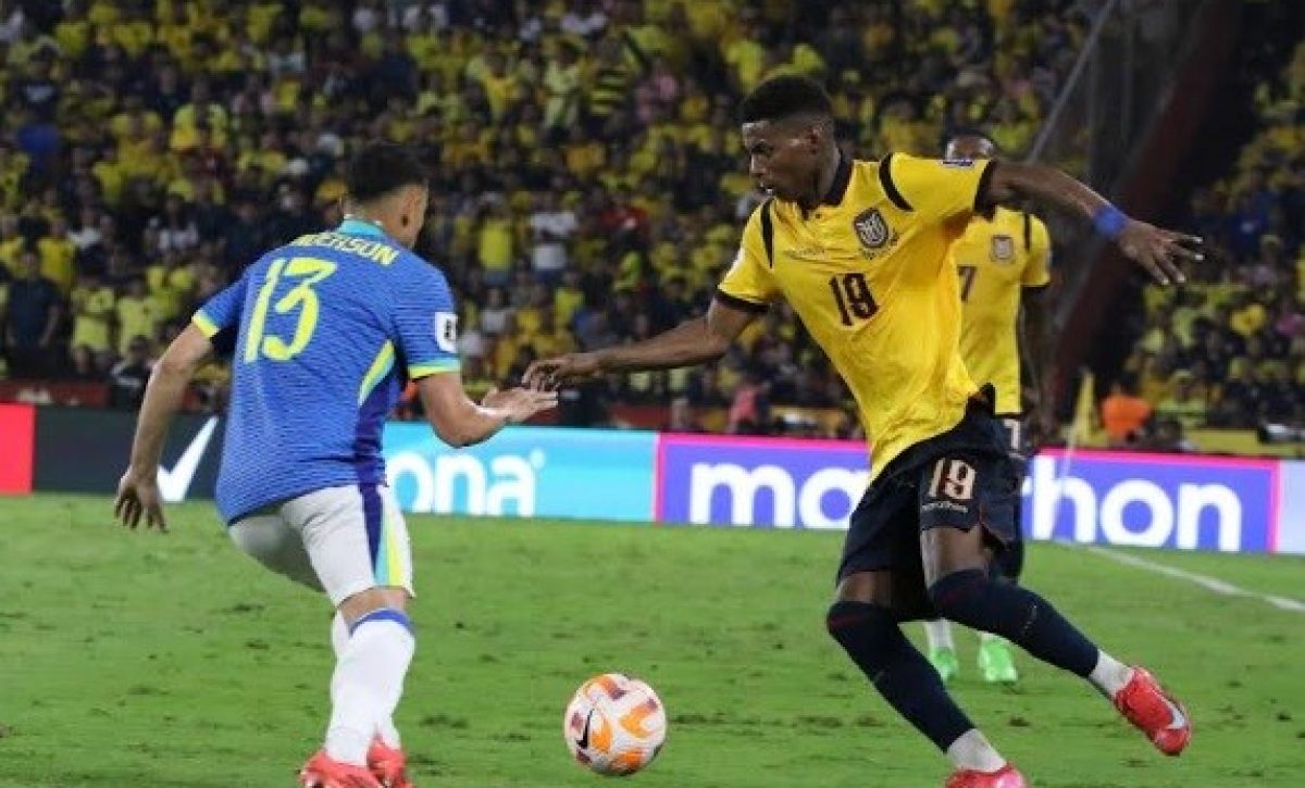 Nilson Angulo de Ecuador enfrentando a Vanderson de Brasil en el partido que terminó 0-0. Foto: Willian Paladines.