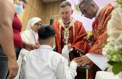 Los menores recibieron la bendición del arzobispo Eduardo Castillo.