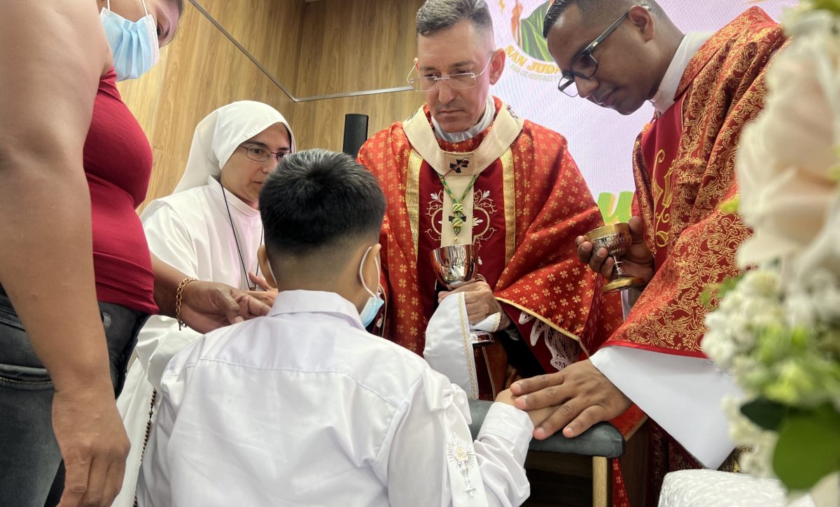 Los menores recibieron la bendición del arzobispo Eduardo Castillo.