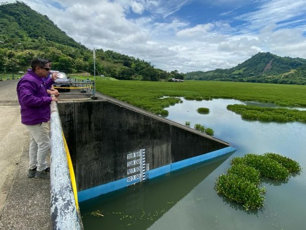Nivel de agua en la represa Poza Honda, Santa Ana, supera su cota máxima, pero se mantiene bajo control