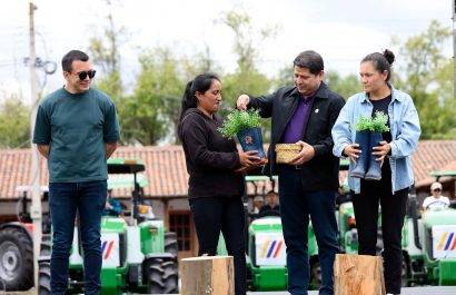Noboa entregó 70 mil Bonos Raíces y 100 tractores a campesinos en Chimborazo