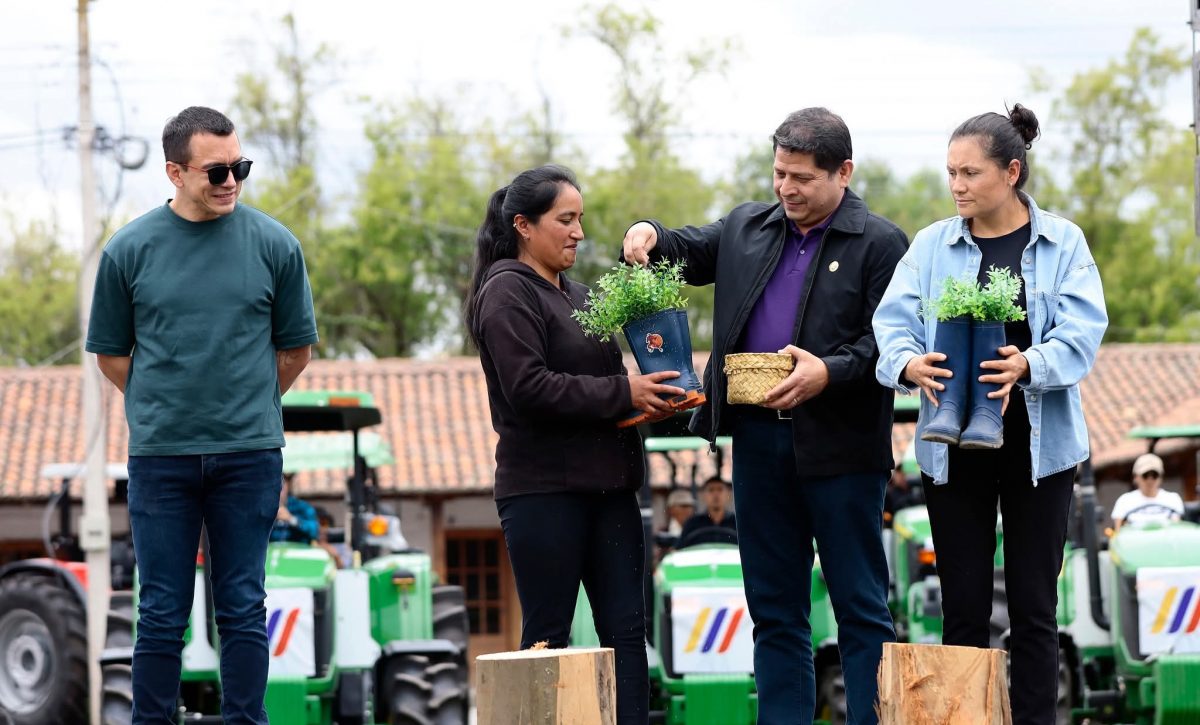 Noboa entregó 70 mil Bonos Raíces y 100 tractores a campesinos en Chimborazo