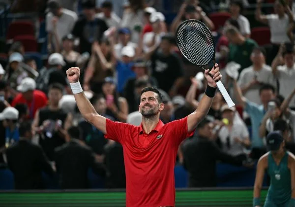 Novak Djokovic se impone a Jaume Munar en el Masters 1000 de Shanghái pese a las molestias físicas
