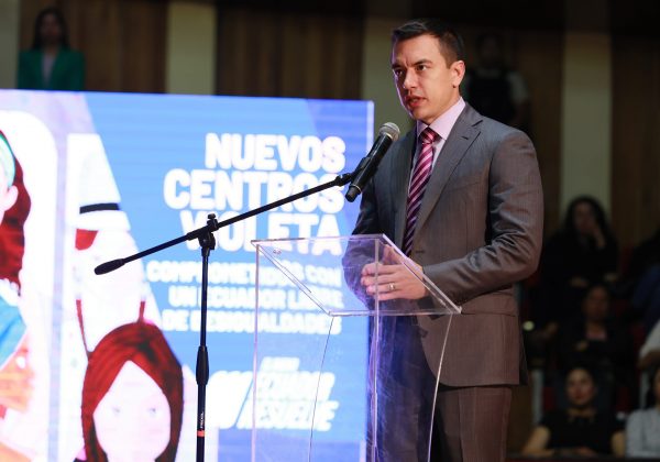 El Gobierno de Daniel Noboa impulsa la creación de una nueva Constitución para Ecuador, un proyecto que, según sus estimaciones, podría concretarse en un plazo de cinco meses. Esta iniciativa representa un paso crucial en su promesa de "refundar" el país, un discurso que resonó durante su campaña electoral. De hecho, el ministro de Gobierno, José De La Gasca, ha revelado que se están explorando diversas estrategias para cumplir con este ofrecimiento. "Entendiendo el mandato que nos dieron el 13 de abril, pero también entendiendo que hay que ser flexibles. Alguien dirá no te vayas a la constituyente todavía si lo puedes hacer vía reforma o vía enmiendas, bueno, lo estamos viendo. Hay que tener en cuenta cómo se van a terminar de configurar las mayorías en la Asamblea, porque eso nos va a abrir caminos para despejar las otras vías de reformas poco más sutiles", afirmó De La Gasca.  El proceso propuesto por el Gobierno de Noboa contempla dos etapas electorales fundamentales. Primero, una consulta popular para que los ciudadanos decidan si desean o no una nueva Constitución o Carta Magna. Posteriormente, un referéndum para aprobar el texto final de la Constitución. En contraste, la elección popular de los asambleístas constituyentes ha sido descartada. En su lugar, se buscará la participación de representantes de los cinco poderes del Estado. De hecho, esta decisión ha generado debate sobre la legitimidad del proceso. No obstante, el gobierno defiende su postura. La nueva Constitución de Ecuador Según De La Gasca, la nueva Constitución busca integrar a representantes de la sociedad civil y de los gremios, además de las autoridades estatales. Por lo tanto, el gobierno busca un amplio consenso. "Necesitamos una mayor parte de las autoridades que tienen una representación popular, porque esa es una manera de recoger la legitimidad del mandante. Nosotros no pensamos en una Asamblea de 180 integrantes", señaló el ministro de Gobierno.  Sin embargo, la propuesta ha generado diversas reacciones en el ámbito político y social. Mientras algunos sectores celebran la iniciativa como una oportunidad para modernizar el país, otros expresan preocupación por la falta de participación ciudadana en el proceso.  A pesar de esto, el Gobierno de Daniel Noboa se muestra decidido a llevar adelante su proyecto, convencido de que representa el camino hacia un Ecuador más próspero y equitativo.