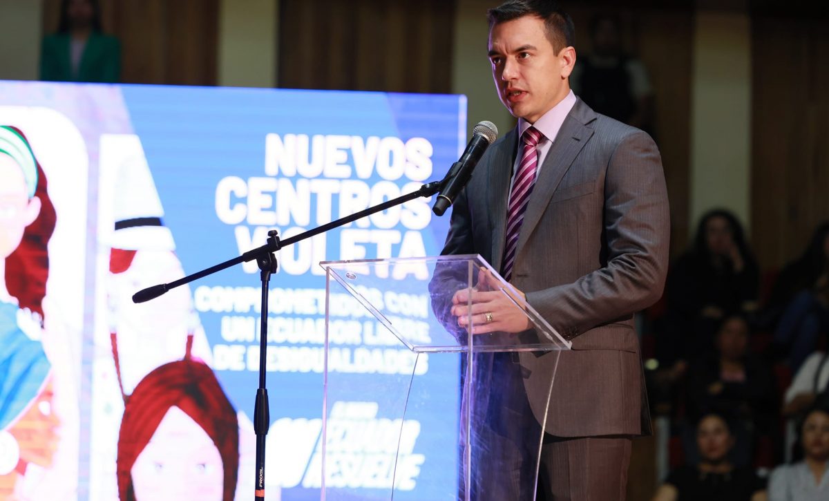 El Gobierno de Daniel Noboa impulsa la creación de una nueva Constitución para Ecuador, un proyecto que, según sus estimaciones, podría concretarse en un plazo de cinco meses. Esta iniciativa representa un paso crucial en su promesa de "refundar" el país, un discurso que resonó durante su campaña electoral. De hecho, el ministro de Gobierno, José De La Gasca, ha revelado que se están explorando diversas estrategias para cumplir con este ofrecimiento. "Entendiendo el mandato que nos dieron el 13 de abril, pero también entendiendo que hay que ser flexibles. Alguien dirá no te vayas a la constituyente todavía si lo puedes hacer vía reforma o vía enmiendas, bueno, lo estamos viendo. Hay que tener en cuenta cómo se van a terminar de configurar las mayorías en la Asamblea, porque eso nos va a abrir caminos para despejar las otras vías de reformas poco más sutiles", afirmó De La Gasca.  El proceso propuesto por el Gobierno de Noboa contempla dos etapas electorales fundamentales. Primero, una consulta popular para que los ciudadanos decidan si desean o no una nueva Constitución o Carta Magna. Posteriormente, un referéndum para aprobar el texto final de la Constitución. En contraste, la elección popular de los asambleístas constituyentes ha sido descartada. En su lugar, se buscará la participación de representantes de los cinco poderes del Estado. De hecho, esta decisión ha generado debate sobre la legitimidad del proceso. No obstante, el gobierno defiende su postura. La nueva Constitución de Ecuador Según De La Gasca, la nueva Constitución busca integrar a representantes de la sociedad civil y de los gremios, además de las autoridades estatales. Por lo tanto, el gobierno busca un amplio consenso. "Necesitamos una mayor parte de las autoridades que tienen una representación popular, porque esa es una manera de recoger la legitimidad del mandante. Nosotros no pensamos en una Asamblea de 180 integrantes", señaló el ministro de Gobierno.  Sin embargo, la propuesta ha generado diversas reacciones en el ámbito político y social. Mientras algunos sectores celebran la iniciativa como una oportunidad para modernizar el país, otros expresan preocupación por la falta de participación ciudadana en el proceso.  A pesar de esto, el Gobierno de Daniel Noboa se muestra decidido a llevar adelante su proyecto, convencido de que representa el camino hacia un Ecuador más próspero y equitativo.
