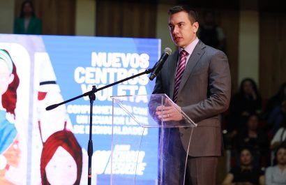 El Gobierno de Daniel Noboa impulsa la creación de una nueva Constitución para Ecuador, un proyecto que, según sus estimaciones, podría concretarse en un plazo de cinco meses. Esta iniciativa representa un paso crucial en su promesa de "refundar" el país, un discurso que resonó durante su campaña electoral. De hecho, el ministro de Gobierno, José De La Gasca, ha revelado que se están explorando diversas estrategias para cumplir con este ofrecimiento. "Entendiendo el mandato que nos dieron el 13 de abril, pero también entendiendo que hay que ser flexibles. Alguien dirá no te vayas a la constituyente todavía si lo puedes hacer vía reforma o vía enmiendas, bueno, lo estamos viendo. Hay que tener en cuenta cómo se van a terminar de configurar las mayorías en la Asamblea, porque eso nos va a abrir caminos para despejar las otras vías de reformas poco más sutiles", afirmó De La Gasca.  El proceso propuesto por el Gobierno de Noboa contempla dos etapas electorales fundamentales. Primero, una consulta popular para que los ciudadanos decidan si desean o no una nueva Constitución o Carta Magna. Posteriormente, un referéndum para aprobar el texto final de la Constitución. En contraste, la elección popular de los asambleístas constituyentes ha sido descartada. En su lugar, se buscará la participación de representantes de los cinco poderes del Estado. De hecho, esta decisión ha generado debate sobre la legitimidad del proceso. No obstante, el gobierno defiende su postura. La nueva Constitución de Ecuador Según De La Gasca, la nueva Constitución busca integrar a representantes de la sociedad civil y de los gremios, además de las autoridades estatales. Por lo tanto, el gobierno busca un amplio consenso. "Necesitamos una mayor parte de las autoridades que tienen una representación popular, porque esa es una manera de recoger la legitimidad del mandante. Nosotros no pensamos en una Asamblea de 180 integrantes", señaló el ministro de Gobierno.  Sin embargo, la propuesta ha generado diversas reacciones en el ámbito político y social. Mientras algunos sectores celebran la iniciativa como una oportunidad para modernizar el país, otros expresan preocupación por la falta de participación ciudadana en el proceso.  A pesar de esto, el Gobierno de Daniel Noboa se muestra decidido a llevar adelante su proyecto, convencido de que representa el camino hacia un Ecuador más próspero y equitativo.