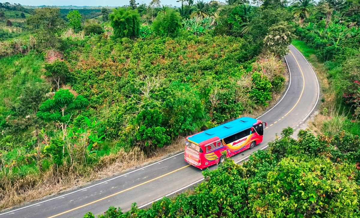 Nueva carretera conecta comunidades rurales de Santo Domingo, Esmeraldas y Manabí