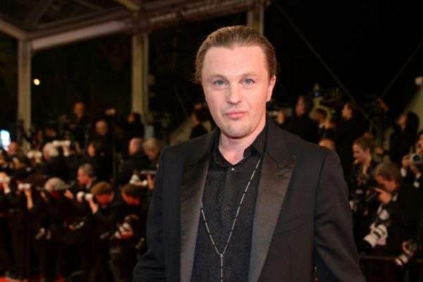 Nueve cargos pesan sobre Michael Pitt por presuntos actos de violencia doméstica y abuso sexual
