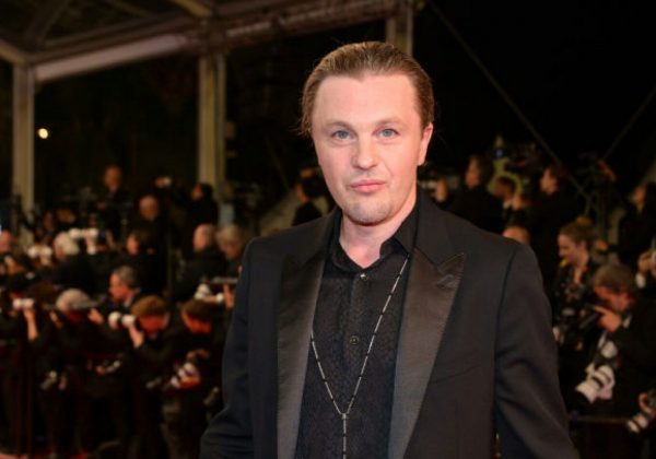 Nueve cargos pesan sobre Michael Pitt por presuntos actos de violencia doméstica y abuso sexual